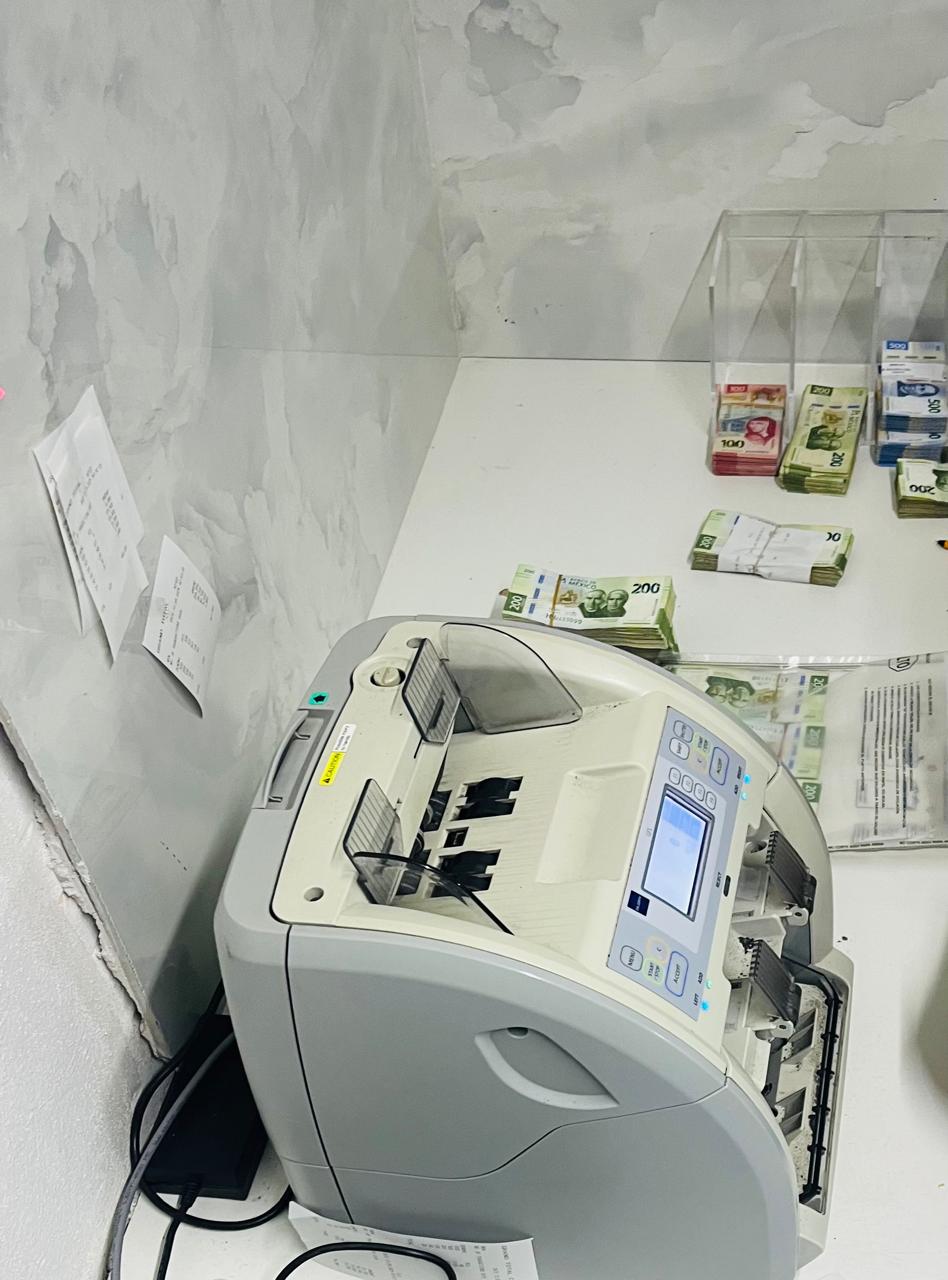 Máquina contadora y clasificadora de billetes