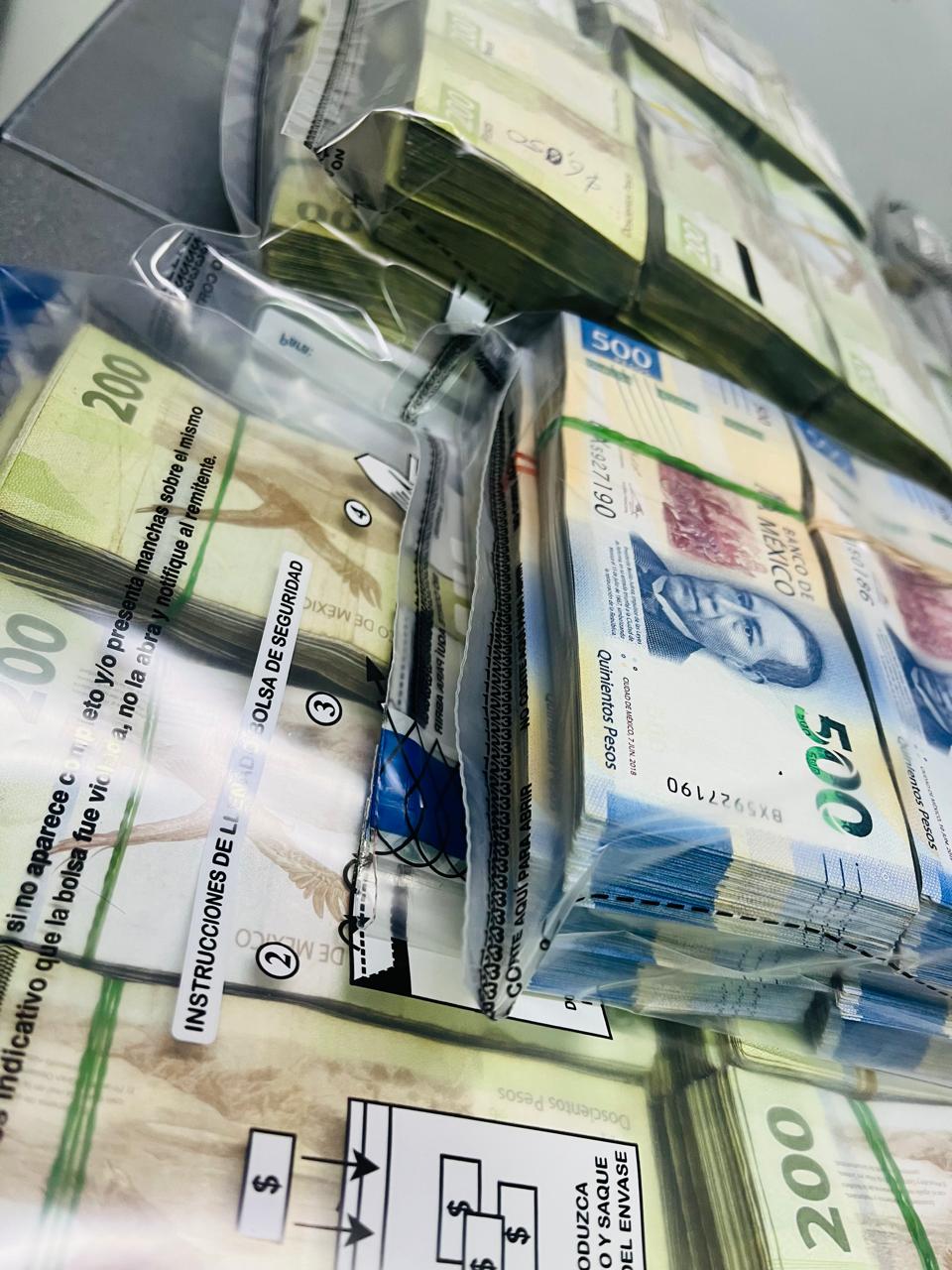Fajos de billetes en bolsas de seguridad